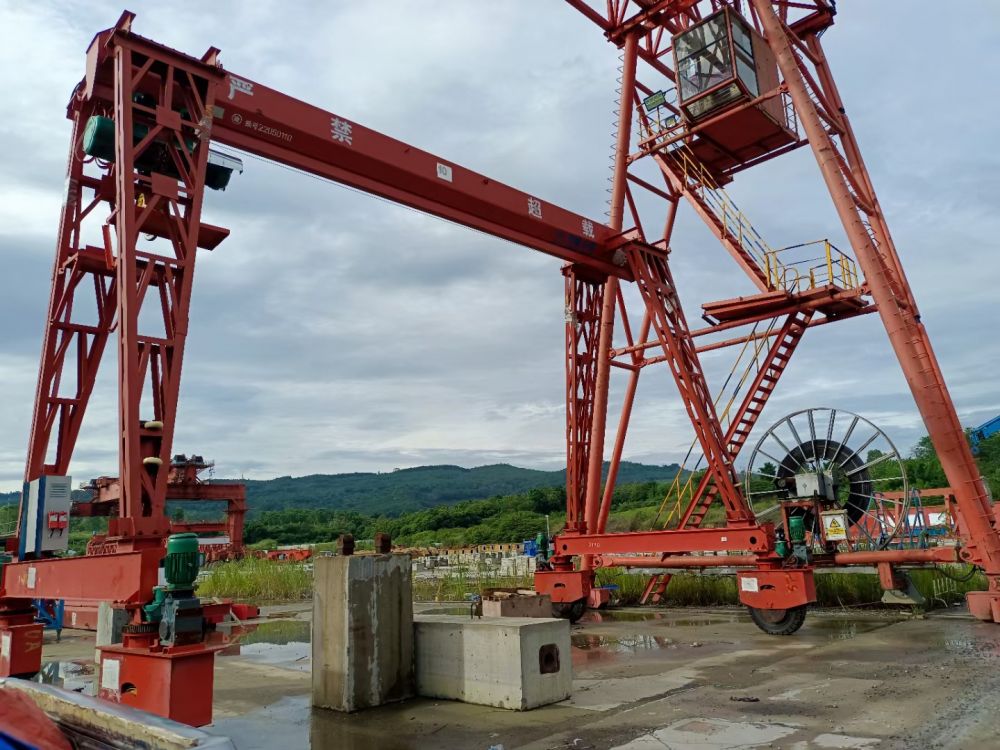 輪胎式電動單梁門式起重機(jī)、工程龍門吊生產(chǎn)廠家、價(jià)格報(bào)價(jià)單