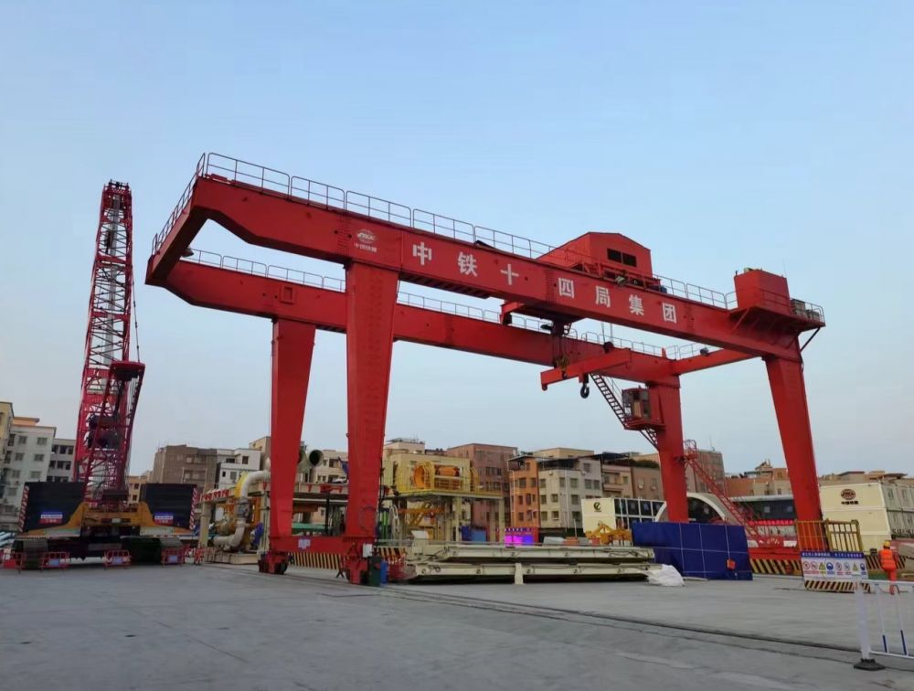 MH型雙主梁門式起重機(jī)。U型地鐵出渣機(jī)、翻渣機(jī)制造安裝、租賃服務(wù)