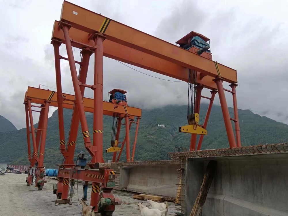 河南龍門吊、無軌自行走龍門吊、無軌提梁機(jī)廠家、價格