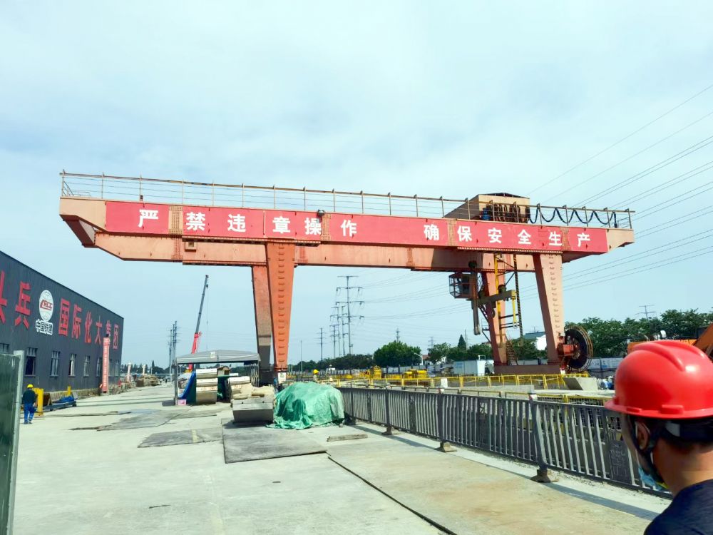 雙梁門式起重機、地鐵出渣機、工程龍門吊設(shè)計制造、安裝搬遷維修